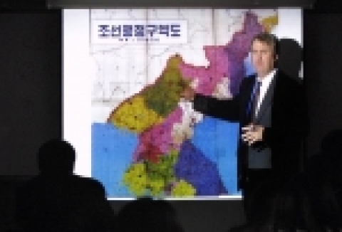 한남대학교(총장 李相潤)는 23일(수) 오후 3시 글로벌칼리지강의실에서 글로벌칼리지 예우교수인 존 린튼 (46.John A. Linton, 現 연세세브란스병원 외국인진료소 소장)을