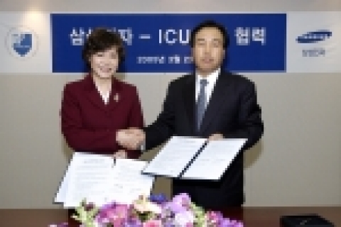 삼성전자와 한국정보통신대학교가 효과적인 인재 양성을 위한 산학 협력에 나선다.한국정보통신대학교 허운나 총장(왼쪽)과 삼성전자 이기태 사장(오른쪽)은 23일 한국정보통신대학교 내에 