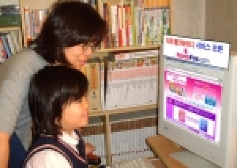 하나포스 가입 명의자인 엄마가 딸에게 '가족개인아이디'를 만들어 주고 있는 모습 - 가족개인아이디를 이용하면 하나포스 가입자를 위한 VIP혜택을 여러 사람이 함께