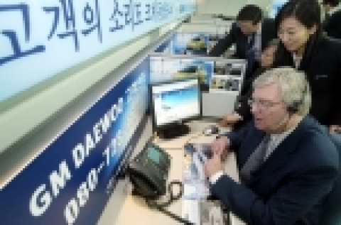 24일 서울 강남구 수서동에 위치한 GM DAEWOO 고객센터 개소식 행사장에서 GM DAEWOO 닉 라일리(Nick Reilly) 사장과 대우차판매(주) 이동호 사장이 일일 고객