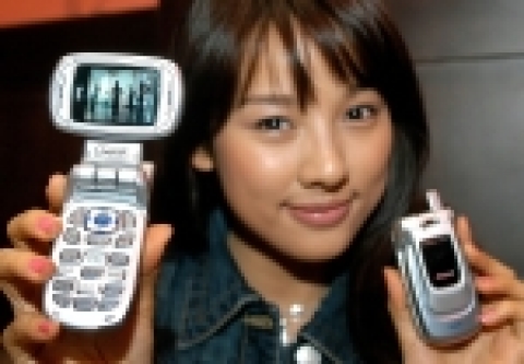 삼성전자는 가로본능 휴대폰 SCH-V500의 기능과 디자인을 개선한 가로본능Ⅱ SCH-V600, SPH-V6000을 이 달 말 출시한다고 밝혔다. 가격은 60만원대.