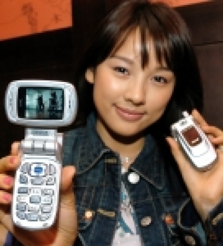 가로본능Ⅱ는 한 눈에 보기에도 기존 가로본능에 비해 크기는 작아진 반면 곡선을 강조한 디자인에서는 세련미가 더해져 손이 작은 여성들이 휴대폰을 감싸기에도 부담이 없으며 충분한 간격