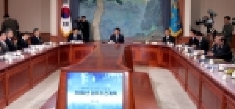 노무현 대통령은 김대환 노동부장관으로부터 새해 업무보고를 받고 있다