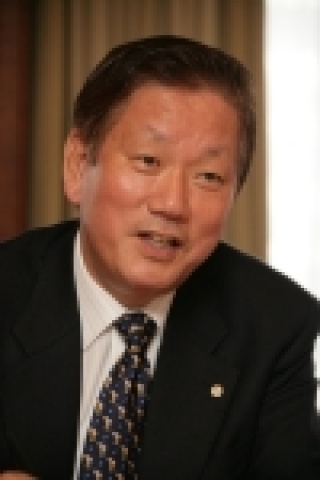 KT(대표이사 사장 이용경)는 3월 24일 정기이사회를 열고 현 사외 이사인 김종상(金鐘相, 사진)씨를 이사회 의장으로 선출했다고 밝혔다. 