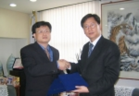 왼쪽 메이유신 황유송(huang yu syong)사장 / 오른쪽 동성제약 이양구 사장 