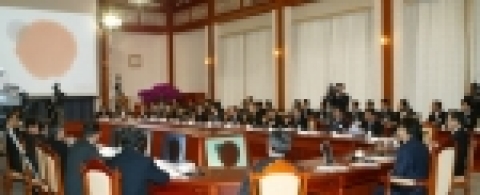 노무현 대통령은 정동채 문화관광부장관으로부터 새해 업무보고를 받고 있다.