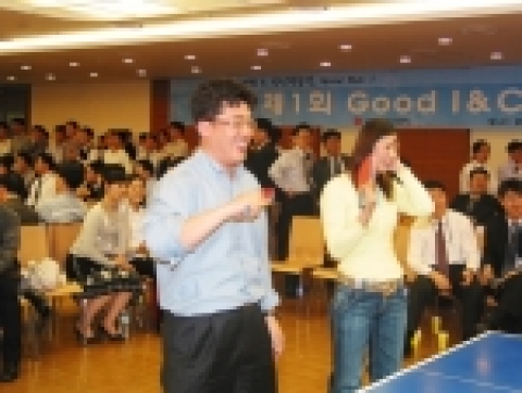 신세계I&C(www.sinc.co.kr 사장 이상현)는 구로동 사옥 강당에서 “제1회 Good I&C 탁구대회”를 열었다. 사진은 웃음을 몰고 다닌 환상의 혼성복식조
