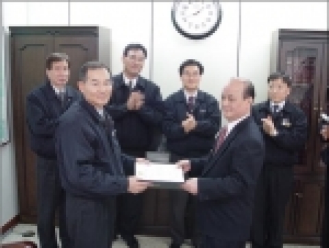 서울지하철공사에서는 지하철 전동차 내 에서의 방화기도에 대한 장경원씨의 시민신고 정신을 높이 사, 자체 포상심의위원회의 심의를 거쳐 3월 24일(목) 포상금 200만원과 감사장을 