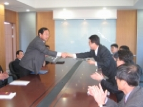 합의서 체결사진. KT 김병주 상무(오른쪽)와 조선체신회사 김인철 부이사장