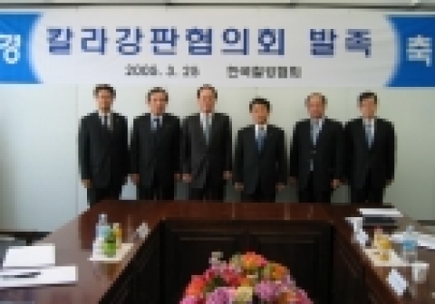 사진은 좌로부터 신용헌 현대하이스코 이사, 전규동 세아제강 전무, 이천석 포항강판 전무(칼라강판협의회 회장), 강영오 유니온스틸 상무, 이종근 동부제강 상무, 안종명 철강협회 고객