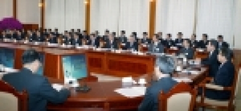 노무현 대통령이 김진표 교육부총리로부터 새해 업무보고를 받고 있다. 