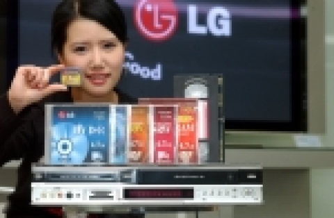 LG전자(대표:金雙秀/www.lge.com)가 세계최초로 DVD-RAM을 지원하는 슈퍼멀티 DVD레코더 콤비(모델명 : RC-7700)를 출시했다.