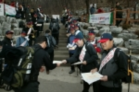 서울 북한산에서 한전직원 200여명, 한국산악회 100여명 등 약 300여명이 우이동 등 4개 등산로 입구에서 등산객을 대상으로 산불예방 전단지를 배부하고 있다. (우측열 첫번째가