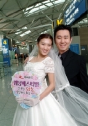 본격적인 결혼시즌을 앞두고 비씨카드 여행팀(www.bctour.co.kr)이 ‘웨딩페스티벌’을 실시한다.4월 30일까지 비씨투어에서 신혼여행을 예약하는 회원은 신부의 여행비를 50