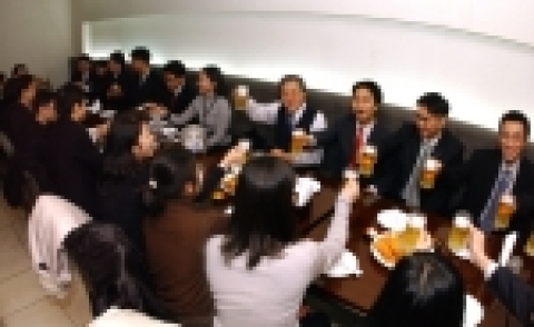 지난 24일 한진해운 박정원 사장이 시내 한 호프집에서 직원들과 함께 즐겁게 이야기 하고 있다. 사진 가운데 호프잔을 제일 높이 쳐든 사람이 한진해운 박정원 사장)