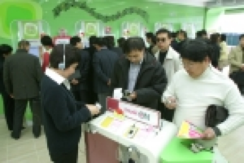 중국통신기업협회(中國通信企業協會)를 비롯 21개 업체로 구성된 중국 무선인터넷 콘텐츠 및 솔루션 제공업체 관계자가 LG텔레콤의 신개념 엔터테인먼트 체험공간인 ‘Phone & fun