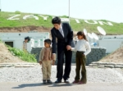 외환은행 전속모델인 지진희는 연예인으로서는 최초로 3월 24일부터 5일간 자이툰 부대를 방문해 위문 행사를 가졌다. 