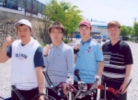 양궁부 컴파운드 선수단 사진. 왼쪽부터 정의수,신현규,최용희 선수와 남교현코치
