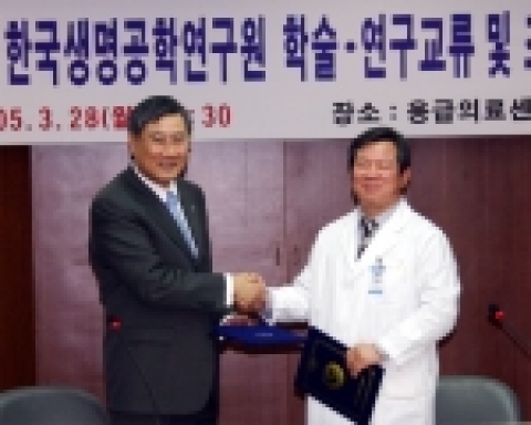 왼쪽(양복)이 한국생명공학연구원 양규환 원장, 오른쪽(흰가운)이 충남대병원 노흥태 원장