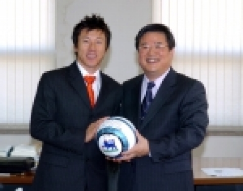 우동기 총장(오른쪽)에게 자필 싸인한 축구공을 건네는 신태용 선수