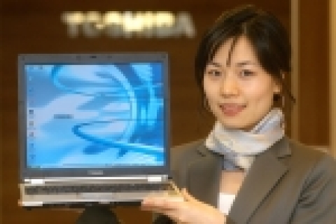 도시바코리아(대표 차인덕 www.toshiba.co.kr)는 세계 최초로 레이드(RAID) 백업 기능을 탑재한 ‘포테제 S100’ 노트북을 29일 선보였다.