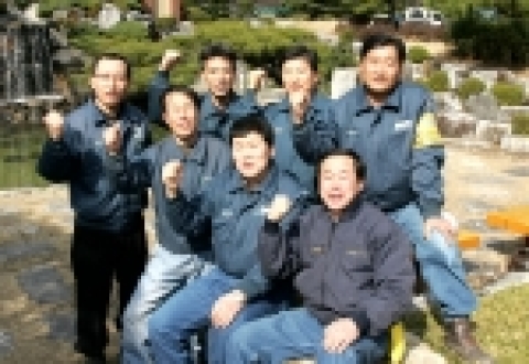 현대중공업이 최근 사내 최고기량을 갖춘 사원 7명에게 명인(名人) 자격증을 수여했다. 사진 윗줄 왼쪽부터 김연동, 김하일, 이민용, 김권성, 이실규, 장찬노, 이건직 씨. 