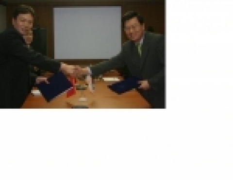 동국제강 남윤영전무(사진 왼쪽)와 수강국제무역공사 까오위준 총경리(사진 오른쪽)가 MOU를 체결하고 악수를 나누고 있다