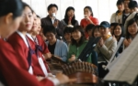 충남대학교 도서관(관장 : 이응봉 교수)은 대전시립연정국악연주단과 함께 29일(화) 낮 정오, 중앙 도서관 로비에서 ‘새내기를 위한 정오의 도서관 음악회’를 열었다.