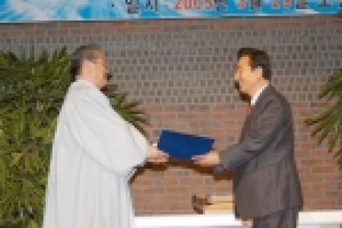 전주중부교회(담임목사 김동건)에서 한일장신대학교(총장 정장복·鄭長福)에 후원금 1억원을 기탁하고 대학발전을 기원했다. 