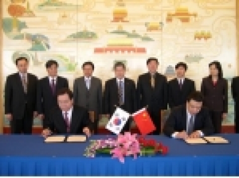 서울특별시와 북경시간 교통협력 MOU 체결 모습, 음성직 서울특별시 교통정책보좌관(앞 좌측)과 지 린(吉林) 북경시 부시장(앞 우측)