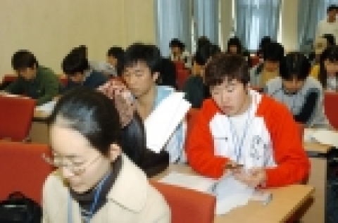 조선대학교(총장 김주훈)는 진로 선택에 어려움을 겪는 학생들을 위해 Holland 적성탐색 검사를 3월 29일 오후 2시 본관 4층 다목적 세미나실에서 실시했다.
