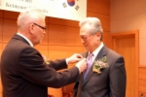 헤롤드 샌드버그(H.E Harald Sandberg, 55세) 주한 스웨덴 대사는 계명대 신일희 명예총장에게 훈장을 수여하며 “1999년부터 2004년까지 스웨덴 명예영사로 활동하