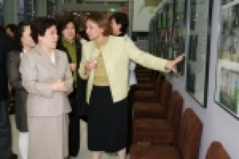 포르투갈 대사부인 도자기전시회에서 이해찬 총리부인과 포르투갈 대사부인 