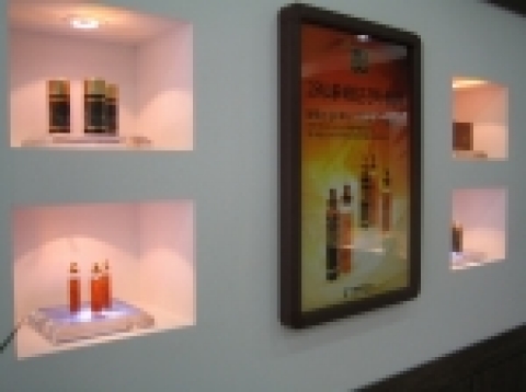 산삼배양근의 대량생산을 통해 산삼 보급의 대중화를 이루고 있는 비트로시스(대표이사 손성호/www.vitrosys.com)는 목동에 산삼배양근 제품 판매점을 오픈하고, 4월말까지 ‘새봄맞이 활력충전 이벤트’로 무료 시음회 및 무료 증정행사를 갖는다. 사진은 서울 서부점 내부 전경