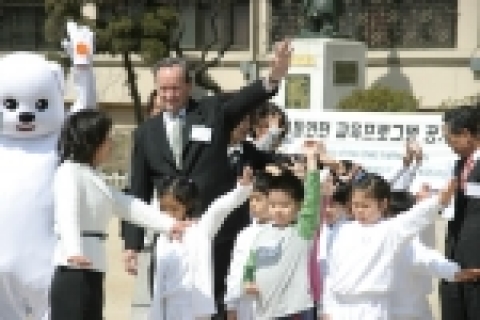 르노삼성자동차는 초등학교 어린이 교통 사고 예방을 위한 교통안전 교육 프로그램인 '안전한 길, 안전한 어린이'를 제작하고, 르노삼성자동차 제롬스톨 사장 외 임직원