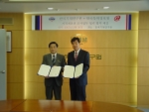 한국기계연구원(원장 박화영)과 한국특허정보원(원장 유영기)은 3월 30일(수) 오전 11시 30분 한국기계연구원 본관동 회의실에서 지적 재산권 조사업무를 위한 협력협약을 체결하였다