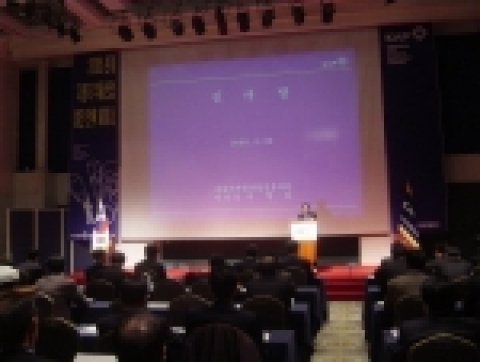 자동차부품산업진흥재단은 30일, 완성차업체 및 부품업체 등 관련 인사 약 260여명이 참석한 가운데 코엑스 인터컨테넨탈호텔 에서 &#039;2005 춘계 자동차부품산업 발전전략 세미나’를 가졌다. 이날 세미나에서 이영섭 이사장이 인사말을 하고 있다.