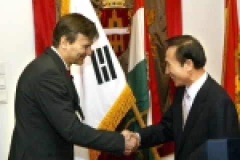 Gabor Demszky Mayor of Budapest and Lee, Myung Bak Mayor of Seoul