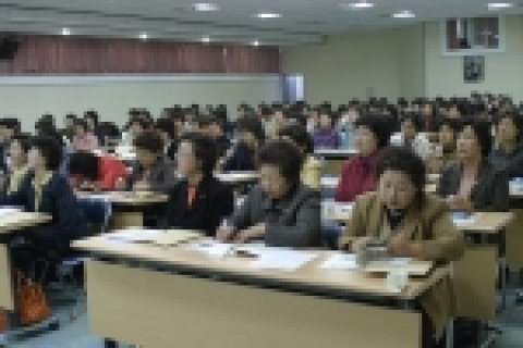 제주도농업기술원은 도내 여성농업인 단체 지도자 220명을 대상으로 3월 29일 제주도농업기술원 대강당에서 『소비자 농업과 감귤원 1/2 간벌 선도 실천 여성농업인 지도자교육』을 실
