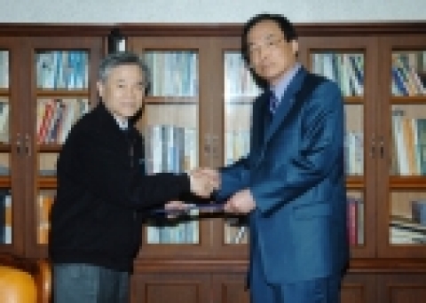 조선대학교(총장 김주훈)는 개교 60주년을 기념하는 설립 및 민주화운동 기념관추진위원회 학교측 위원장에 조병욱 부총장을 임명하고 김승용 기획조정실장, 윤창륙 학생처장, 양동석 대외