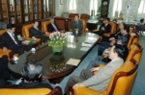 김주훈 김주훈 총장은 3월 31일 오후 4시 총장실에서 특강차 학교를 방문한 지병문 열린우리당 의원을 접견했다. 
