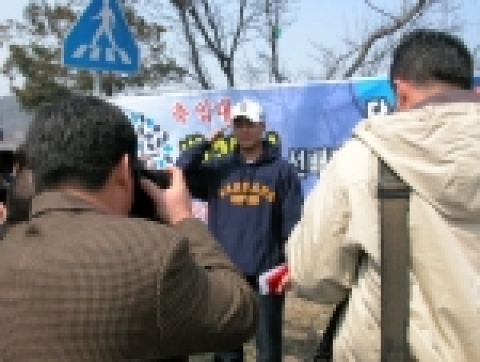 관동대학교(총장:한동관)는 3월 31일 오후 12시경 37훈련보병사단 입구에서 군에 입대하는 박광현 씨에게  감사의 뜻을 담은 총장 친서와 행운의 열쇠를 전달하였다.