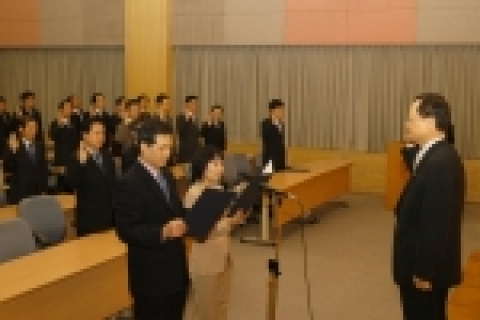 조달청(청장 崔庚洙)은 올해를 ‘청정 조달청 원년의 해’로 정하고 ‘부패지수 제로 포인트’ 달성을 다짐하기 위해 1일 정부대전청사 대회의실에서 전 직원이 반부패 청렴실천 결의대회를
