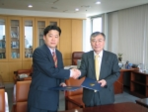 광주과학기술원(GIST, 원장 나정웅)은 국가지정연구실인 지질환경비소제어연구실(책임교수 김경웅)과 한 라건설(주)(대표이사 김홍두)이 지난달 31일 한라건설회의실에서 친환경 사업의