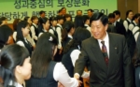 조흥은행(www.chb.co.kr 은행장 崔東洙)은 “1일 본점 강당에서 비정규직 직원에 대한 정규직 전환 입행식을 개최했다”고 밝혔다. 