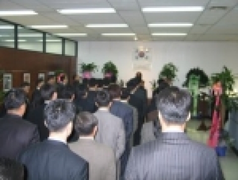 유유는 4월1일 서울사무소에서 유승필회장 등 임직원들이 참석한 가운데 2005년 신 사업년도 출발을 알리는 시무식을 가졌다.