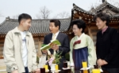 노무현 대통령 내외가 오찬에 들어가기 앞서 상춘재 앞마당에서 배형진 군으로부터 어머니 박미경씨가 형진 군이 자폐증이라는 정신장애를 딛고 마라톤을 완주할 수 있기까지의 과정을 쓴 수