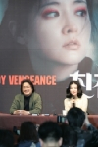 지난 3월 31일 파주의 아트서비스 영화촬영소에서 '친절한 금자씨' 현장공개가 진행되었다. 영화 촬영에 이어 ‘예술마을 헤이리 커뮤니티 하우스’에서 진행된 기자회