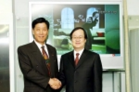 오랜 우수 기업고객인 동아일보사의 창립기념일을 맞아 기념 선물을 전달하고 최동수 조흥은행장(좌측)과 김학준 동아일보 사장(우측)이 악수하고 있는 모습 