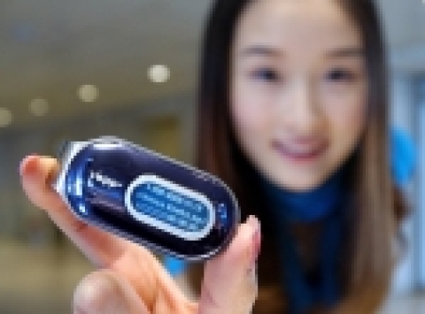 업계최초 클립일체형 디자인 채용, 6가지 탈부착식 컬러커버, 일체형 목걸이 이어폰 등 다양한 패션연출을 구현한 삼성전자 YP-F1